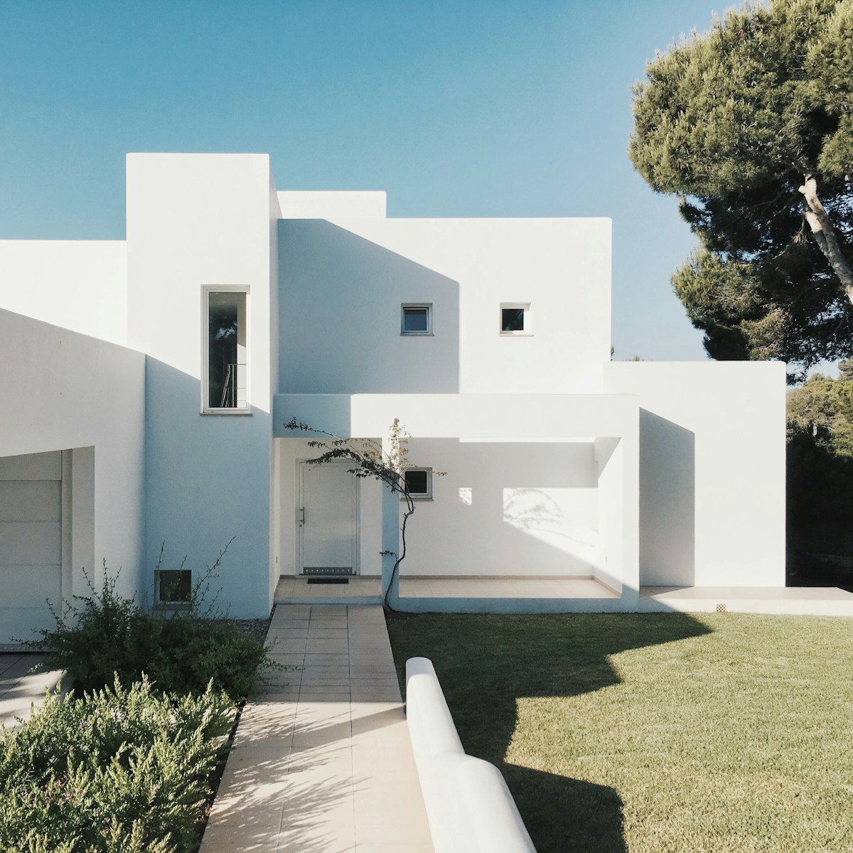 Design moderne et épuré : explorer l'esthétique d'une maison contemporaine carrée