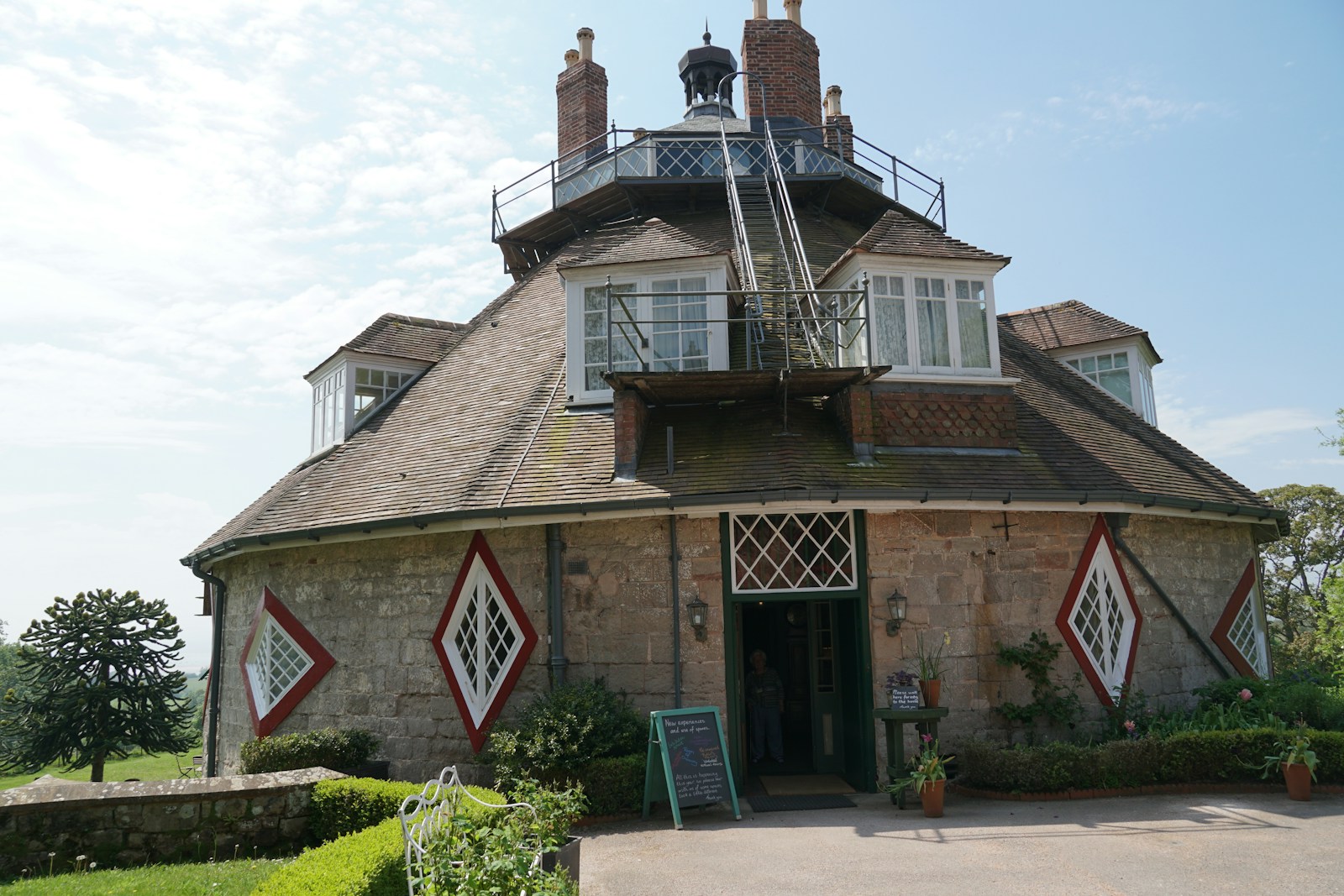 Découvrir la singularité architecturale à travers une photo maison ronde